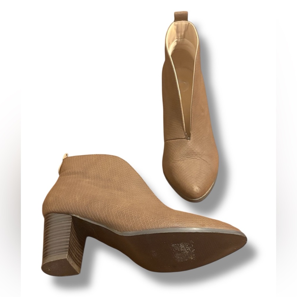 Journee Collection Bellamy Taupe Embossed Faux Leather Ankle Booties Size 9